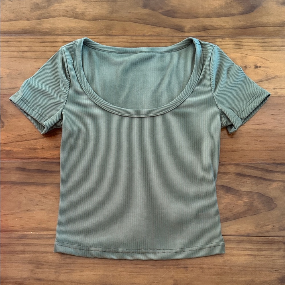 Ribbed Scoop Neck Crop Tee in Olive